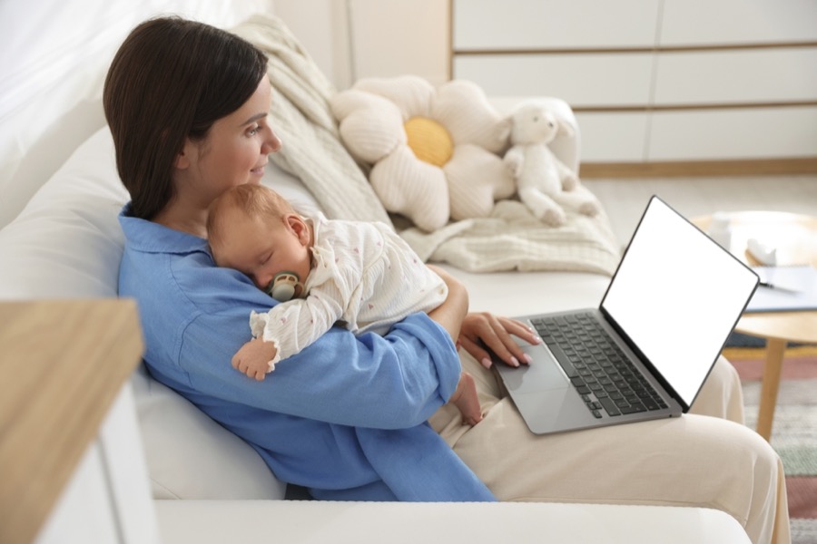 Mama mit Baby beim Video-Call mit Hebamme